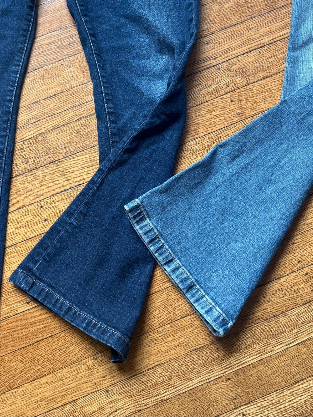 2x GAP women 70s Flare Jeans in Dark Blue and Light Blue Denim - Picture 4 of 4